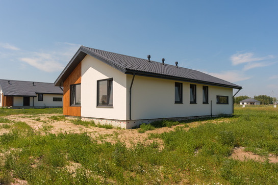 Строящийся дом 96 м.кв из газобетона от застройщика в Барнауле, ЖК Березовый мыс, ул Булгакова, 43, вид сбоку