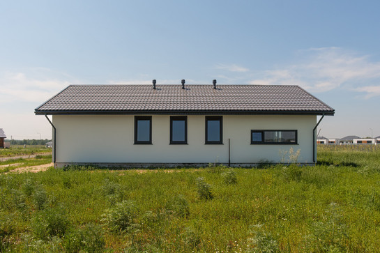 Строящийся дом 96 м.кв из газобетона от застройщика в Барнауле, ЖК Березовый мыс, ул Булгакова, 43, вид сбоку