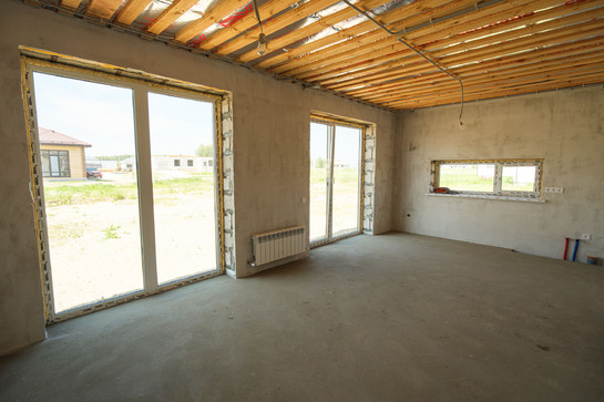 Строящийся дом 70 м.кв из газобетона от застройщика в Барнауле, ЖК Березовый мыс, ул Булгакова, 50, фото внутри, панорамные окна гостиной